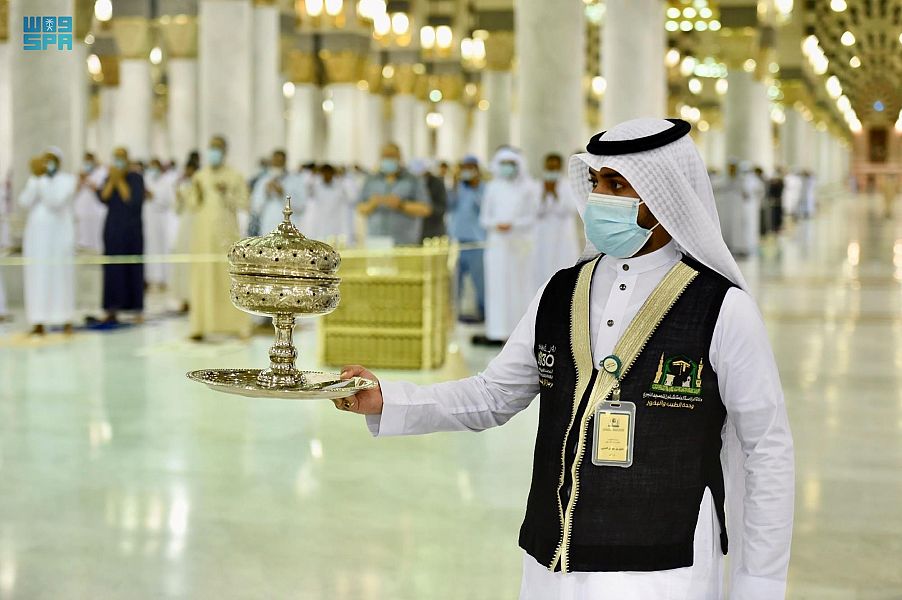 تبخير المسجد النبوي بالعود الفاخر على مدار اليوم