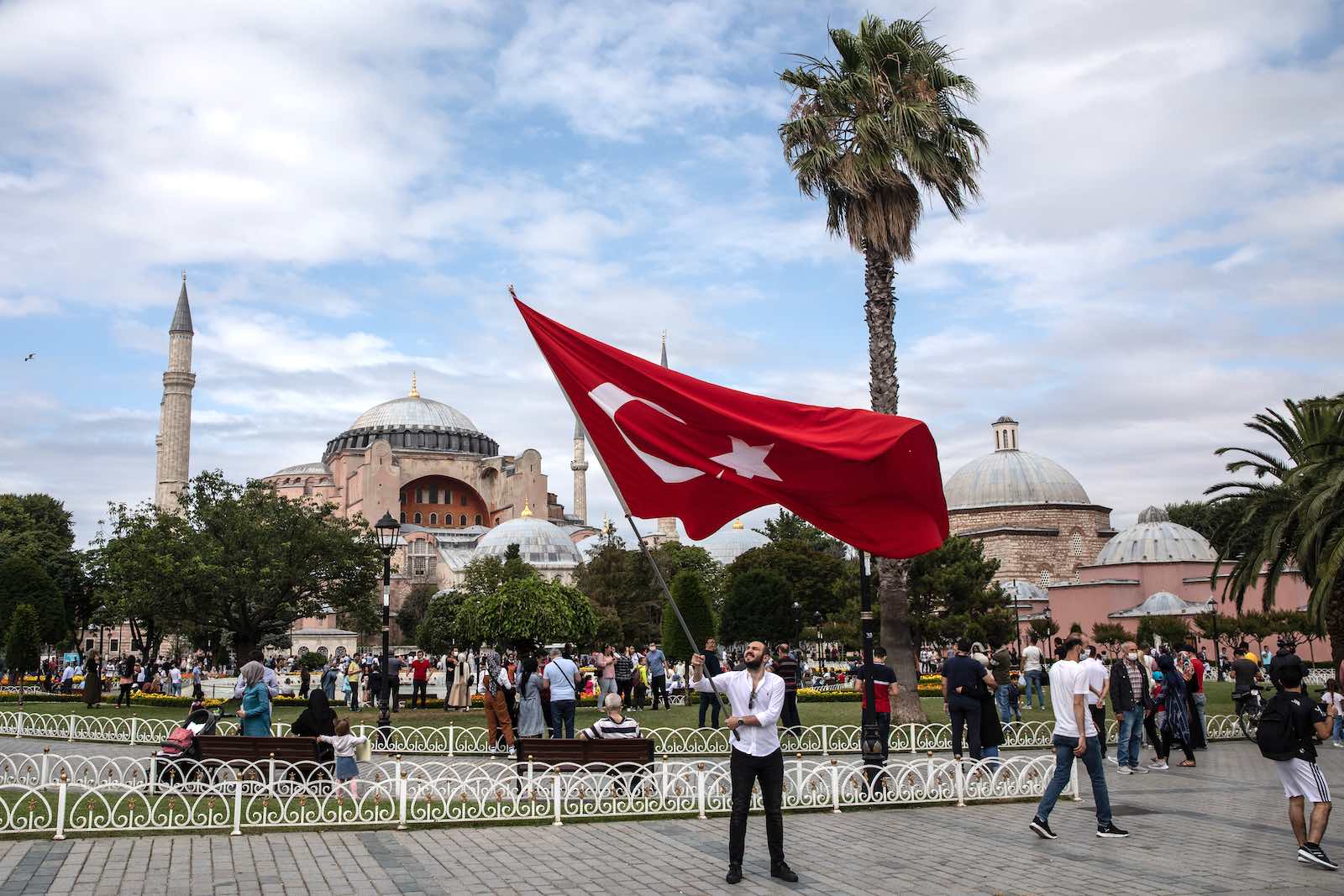 تركيا تعود تدريجيًا إلى الحياة الطبيعية رغم ارتفاع الإصابات 