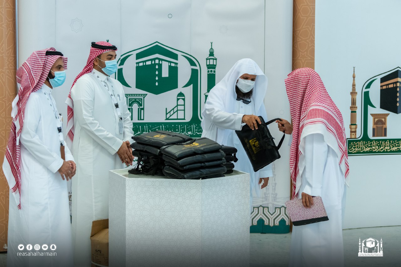 توزيع هدايا على قاصدي بيت الله الحرام