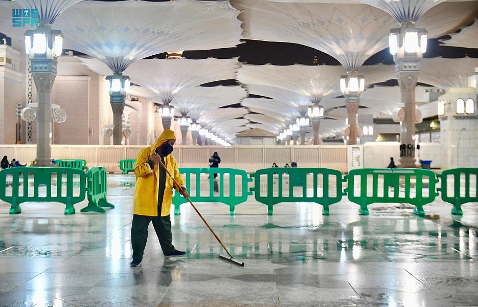 رئاسة المسجد النبوي تكثف جهودها لإزالة آثار الأمطار