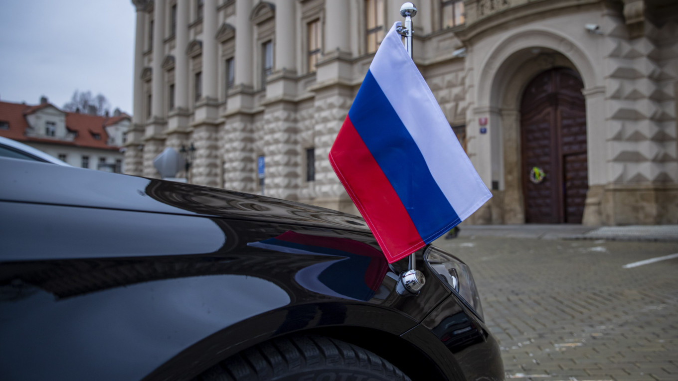 رئيس التشيك السابق: نبدو كجراء تنبح على روسيا
