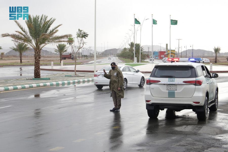 رجال المرور ينظمون الحركة في الباحة تحت زخات المطر