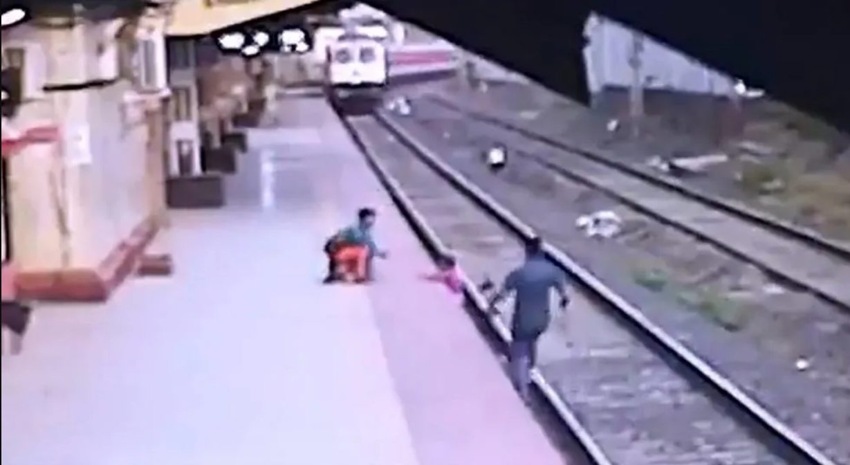 فيديو.. رجل يخاطر بحياته لإنقاذ طفل أفلت من يد أمه الضريرة