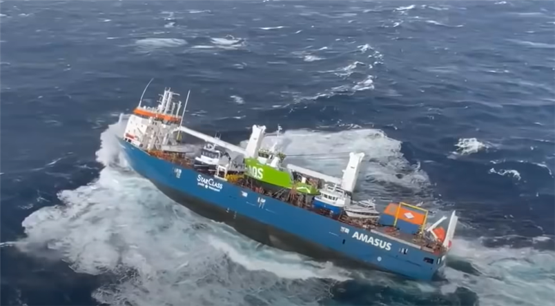 فيديو مرعب .. الأمواج تتقاذف سفينة شحن هولندية محملة بالنفط