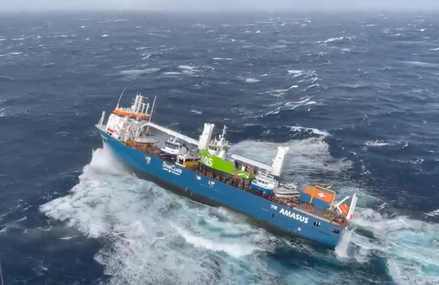 فيديو.. شاهد سفينة شحن تتقاذفها الأمواج بشكل مرعب