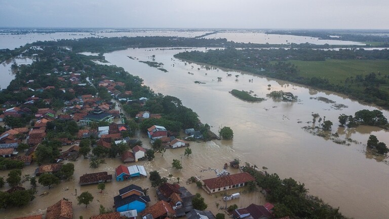 فيديو.. فيضانات وانهيارات أرضية في إندونيسيا
