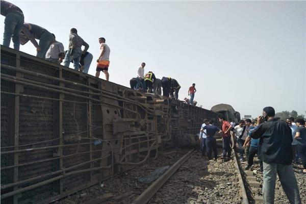 فيديو وصور.. إصابة 103 جراء انحراف قطار طوخ في مصر