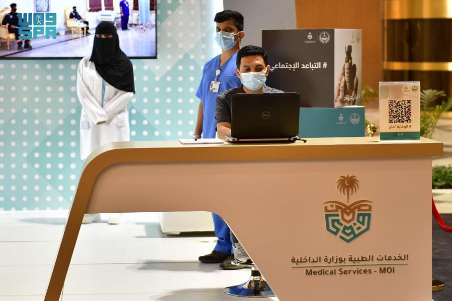 الخدمات الطبية بوزارة الداخلية تقدم لقاح كوفيد-19 لمنسوبي سجون الرياض