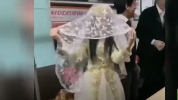 تغريم زوجين أقاما حفل الزفاف في مترو طشقند