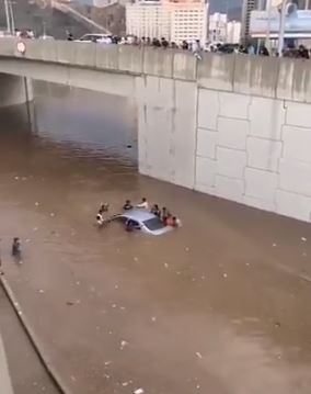أمطار مكة المكرمة تحتجز المركبات وتغرق الشوارع