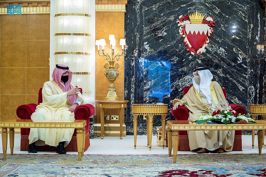 الأمير عبدالعزيز بن سعود يبحث آخر المستجدات مع ملك البحرين