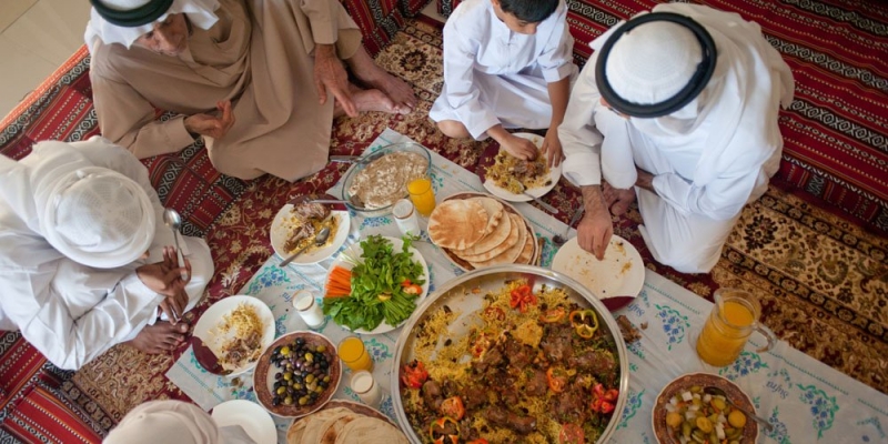 موائد رمضان في الرياض تواصل اجتماعي مميز وتنوع غذائي لا يتكرر 