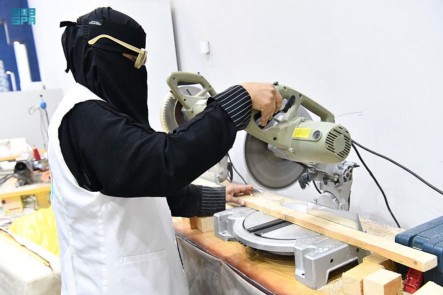 قصة نجاح مواطنة تحول الألواح الخشبية لتحف فنية منذ 50 عامًا