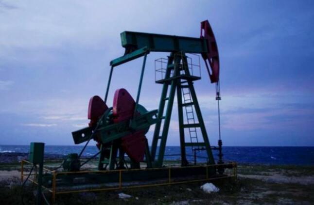 أسعار النفط تتراجع مع تزايد الإصابات بـ كورونا