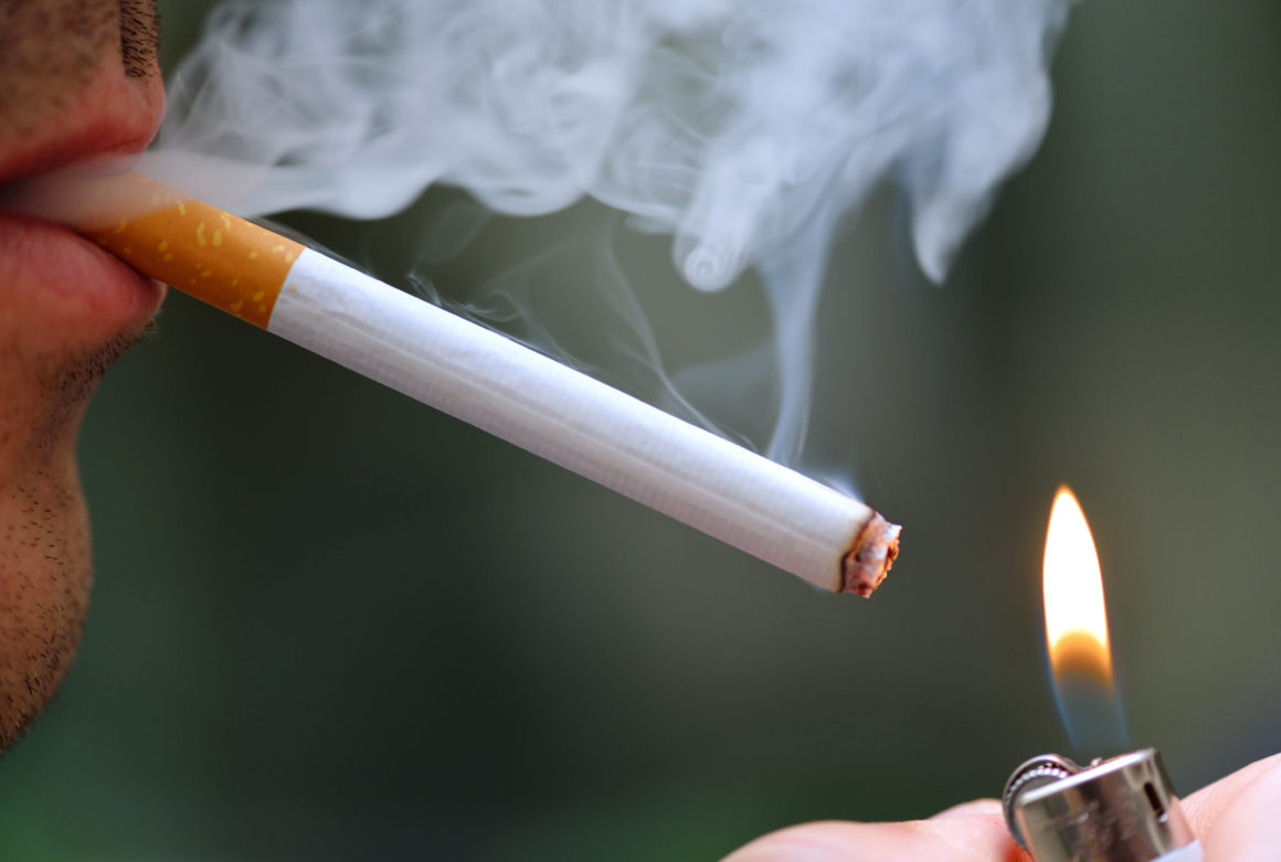 الصحة: معظم الدخان لا يدخل لرئتي المدخن بل يبقى في الهواء