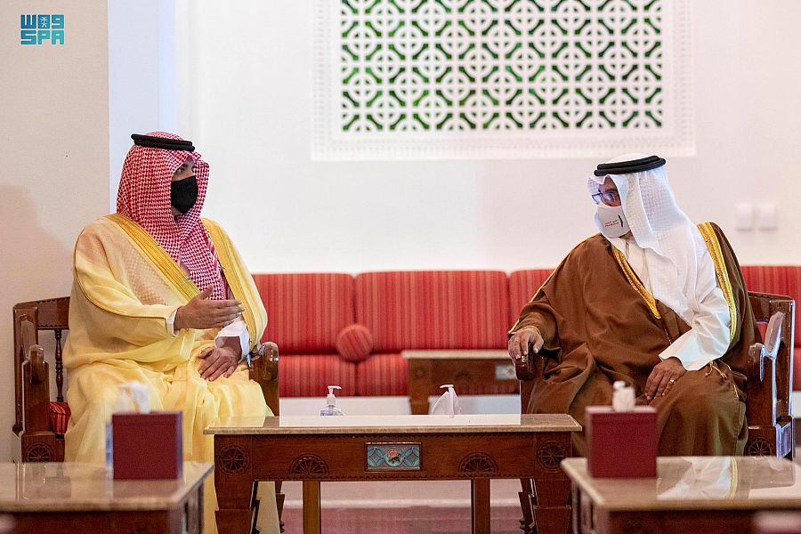 وزير الداخلية يبحث العلاقات الأخوية والتعاون مع ولي عهد البحرين