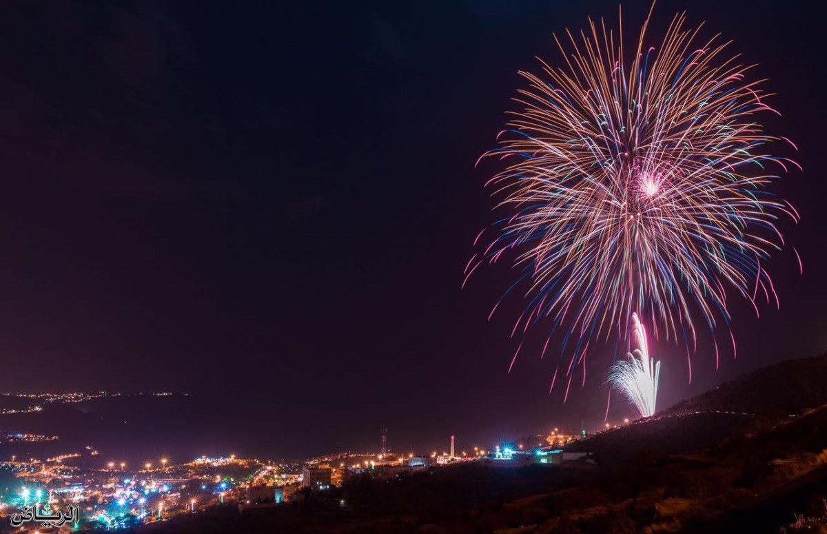 عرض للألعاب النارية يزين سماء الباحة بمناسبة عيد الفطر