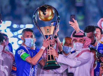 وزير الرياضة يُتوج الهلال بلقب دوري محمد بن سلمان للمحترفين