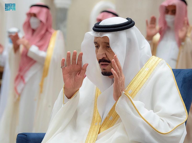 الملك سلمان يؤدي صلاة عيد الفطر المبارك