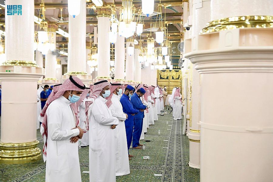 جموع المصلين يؤدون صلاة العيد في المسجد النبوي
