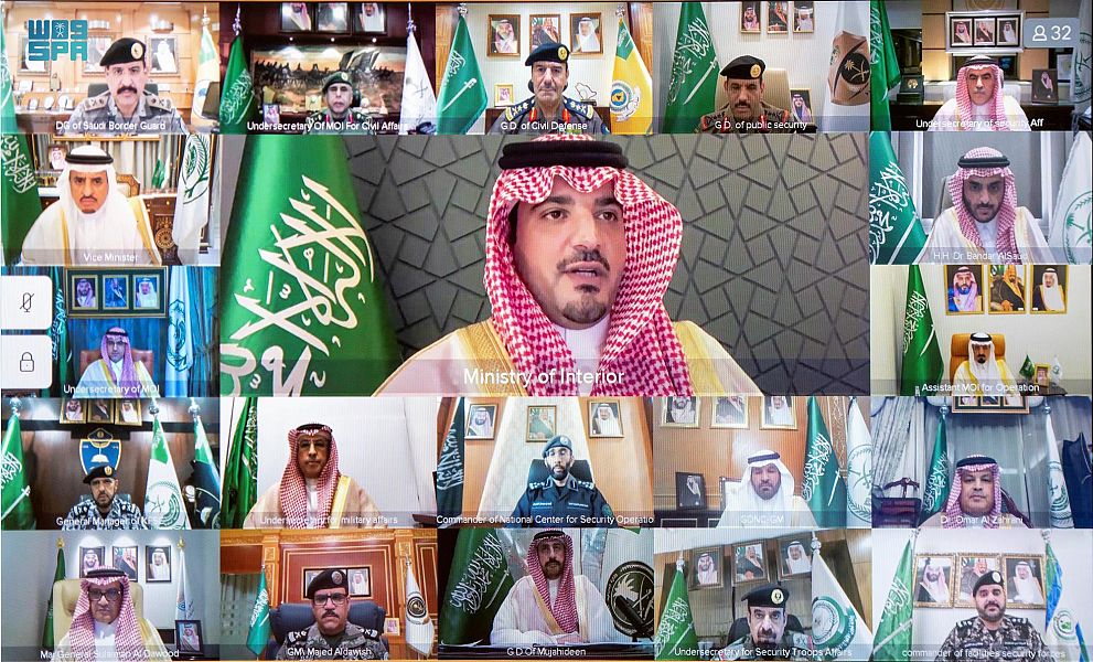 وزير الداخلية ينقل تحيات وتهنئة الملك سلمان وولي العهد لمنسوبي الوزارة