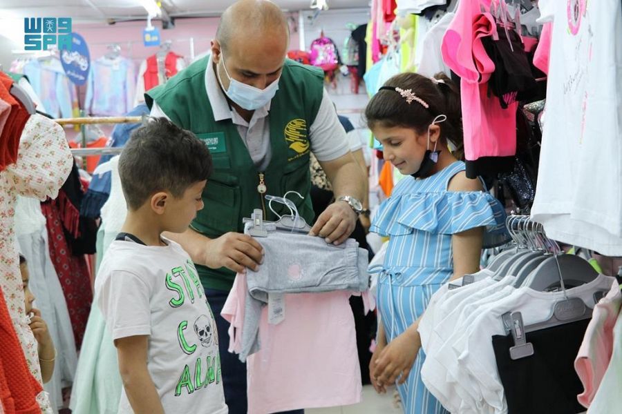 مركز الملك سلمان للإغاثة يواصل توزيع كسوة العيد في الأردن