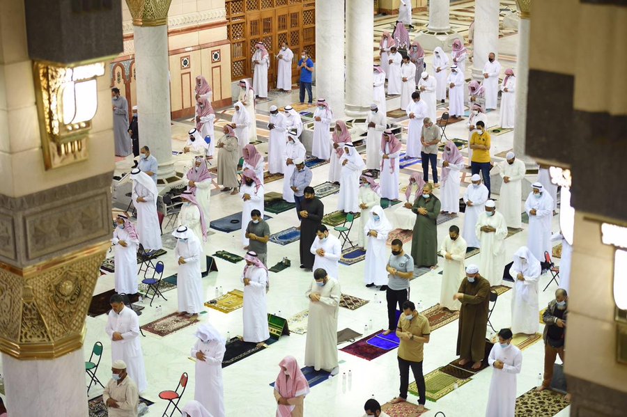 شؤون المسجد النبوي لـ المصلين: التزموا بالاحترازات وأحضروا سجادة الصلاة