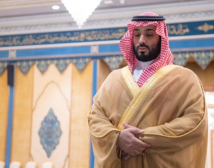 محمد بن سلمان يؤدي صلاة الميت على والدة الأمير محمد بن عبدالرحمن بالحرم المكي