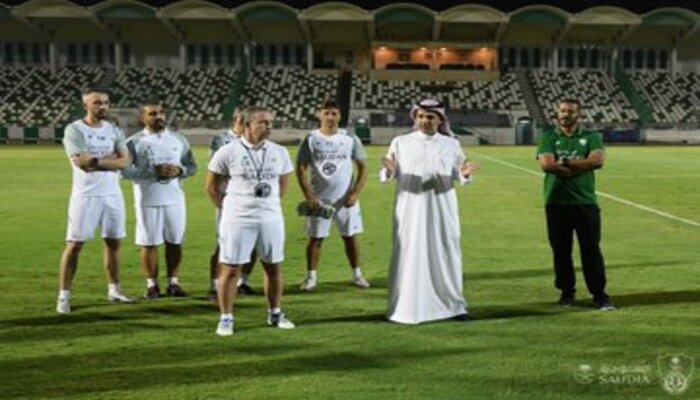 ماجد النفيعي مع لاعبي الأهلي