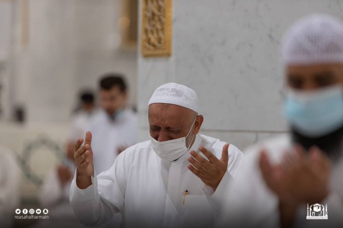 المصلون يؤدون صلاة التهجد ليلة 25 رمضان بالمسجد الحرام