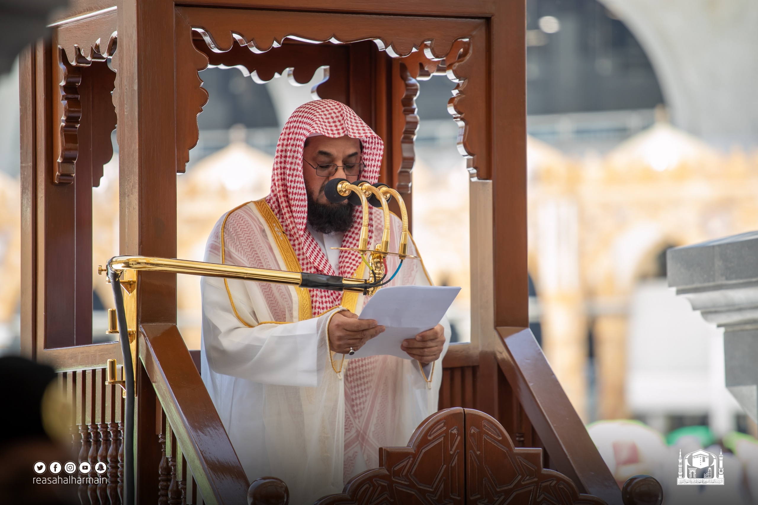 الشيخ سعود الشريم يغالب دموعه في وداع رمضان