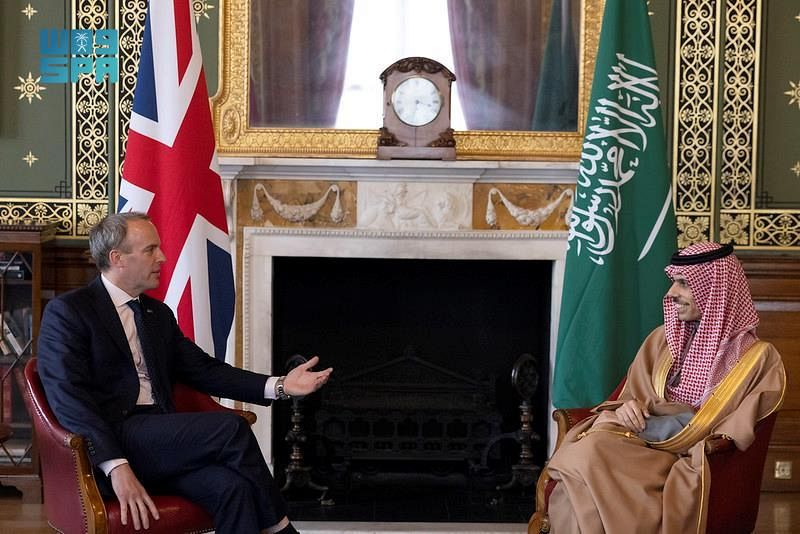 وزير الخارجية يناقش مستجدات الأحداث بفلسطين مع نظيره البريطاني