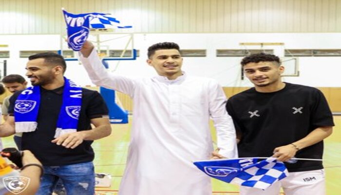 الهلال يؤدي العرضة