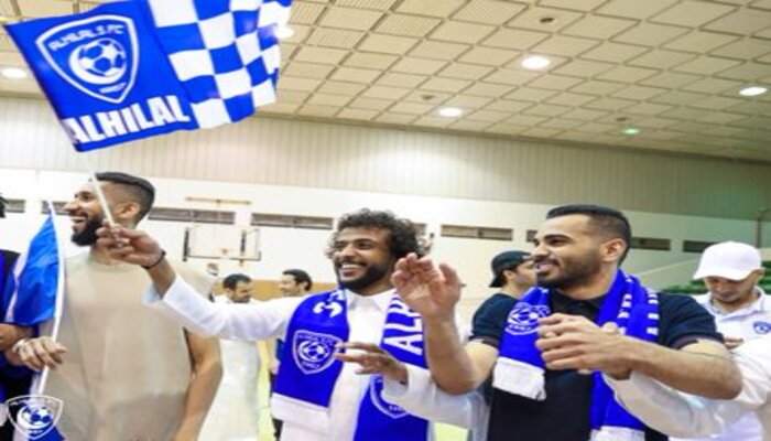 الهلال يؤدي العرضة