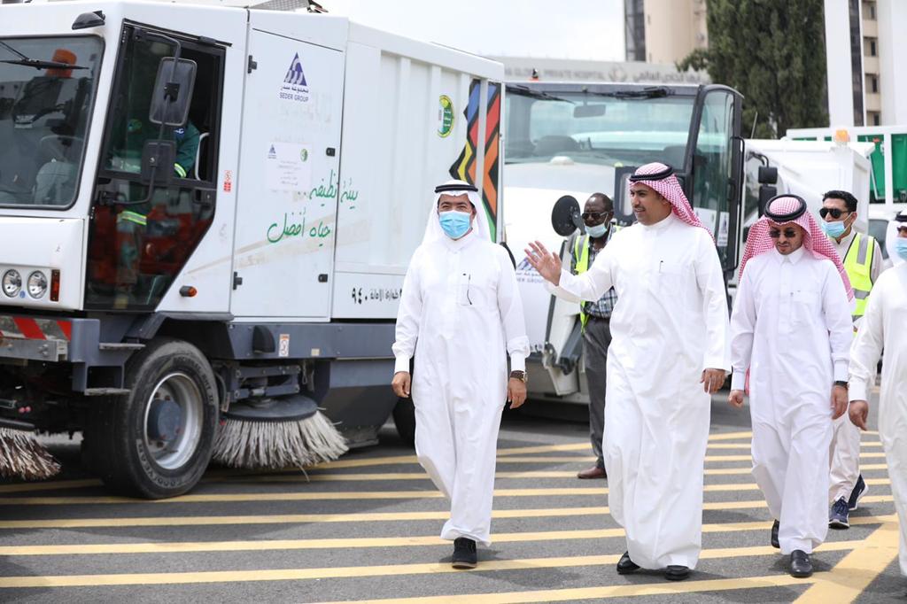 الحميدي يدشن مشروع نظافة أبها في حلته الجديدة