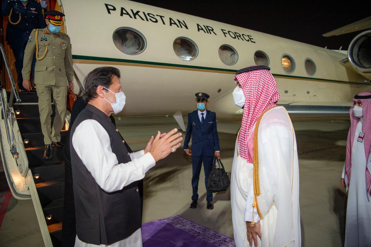 محمد بن سلمان في مقدمة مستقبلي رئيس وزراء باكستان لدى وصوله السعودية