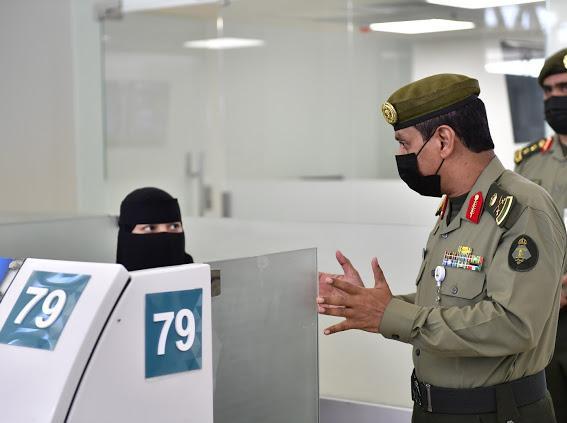 اللواء محمد السعد يقف على جاهزية واستعدادات جوازات مطار الملك خالد الدولي
