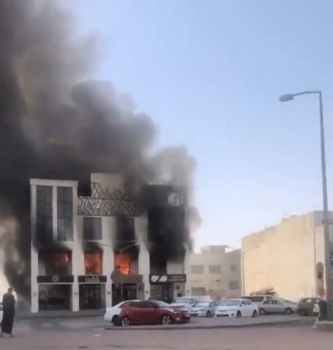 حريق هائل يلتهم مجمعاً تجارياً في الكويت