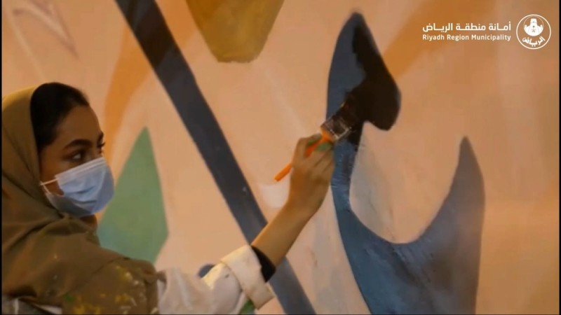أمانة الرياض تجمل أحد أنفاق العاصمة بالتعاون مع رسامين سعوديين