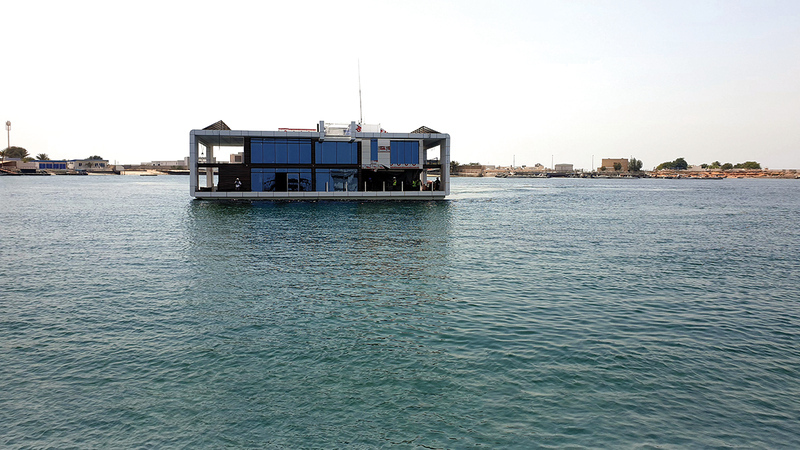 إنزال أول بيت عائم في الإمارات إلى الماء !