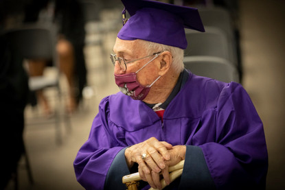 الأمريكي بيل غوسيت ينال شهادة جامعية في عمر 97 عامًا !