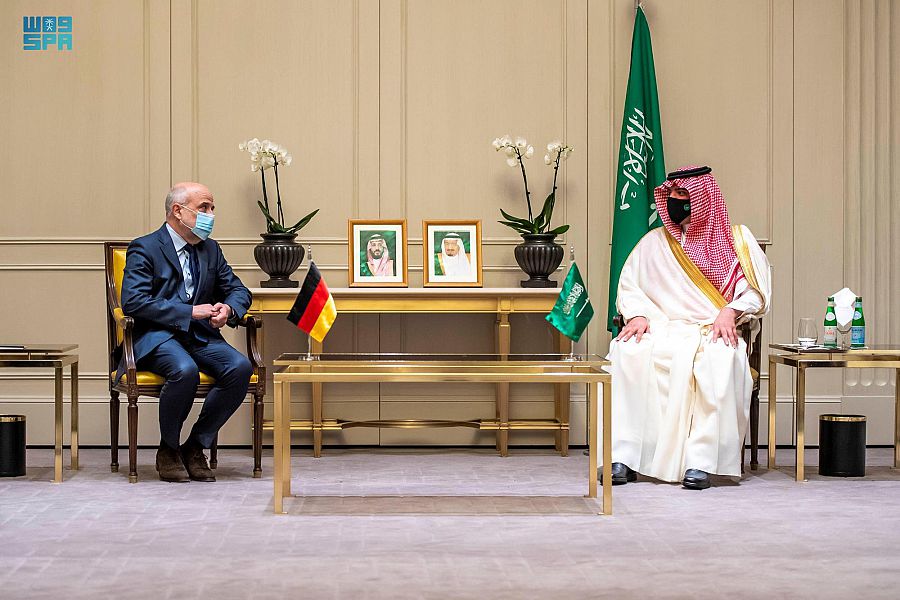 عبدالعزيز بن سعود يبحث التعاون والتنسيق الأمني مع وزير الدولة بالداخلية الألمانية