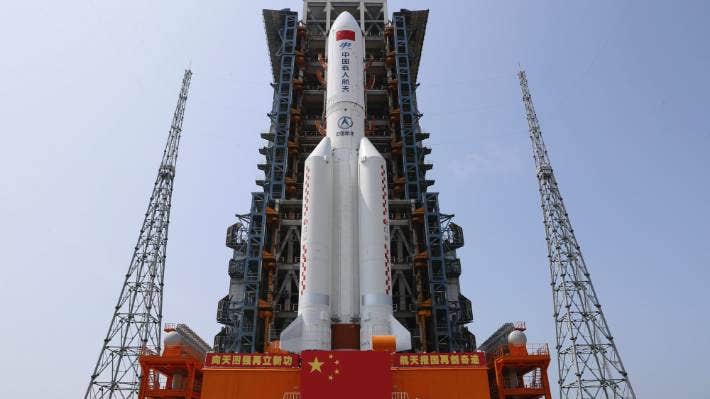 الصاروخ الصيني الخارج عن السيطرة يدخل الغلاف الجوي نهاية الأسبوع (2)