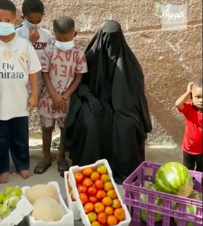 بائعة الخضار تغالب دموعها: “أنا جاية أطلع لقمة عيالي الـ9 من عرق جبيني”