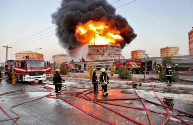 انفجار ضخم بشركة بتروكيماويات في إيران (1)