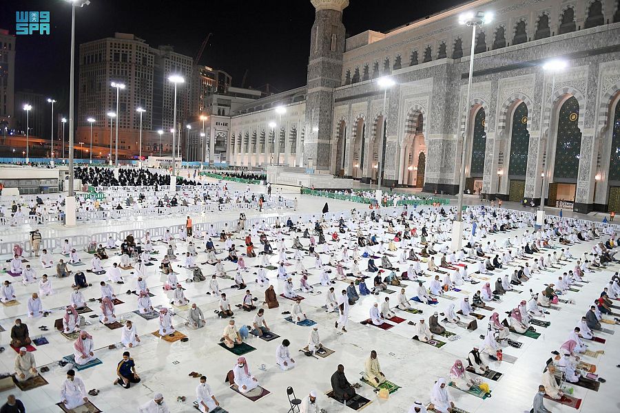جموع المصلين تشهد ختم القرآن في المسجد الحرام