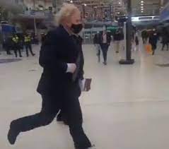 شاهد.. رئيس الوزراء البريطاني يركض مسرعًا للحاق بالقطار