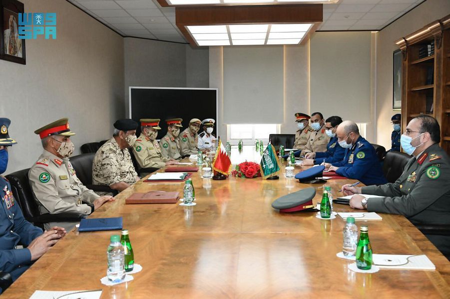 الفريق الرويلي يستعرض العلاقات الثنائية مع القائد العام لقوة دفاع البحرين