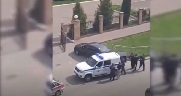 لحظة ضبط مراهق قتل 9 وأصاب 21 بمدرسة في قازان الروسية