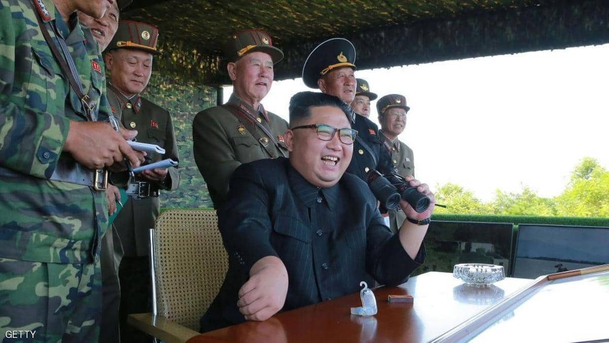 كوريا الشمالية تختبر صاروخين بإشراف كيم